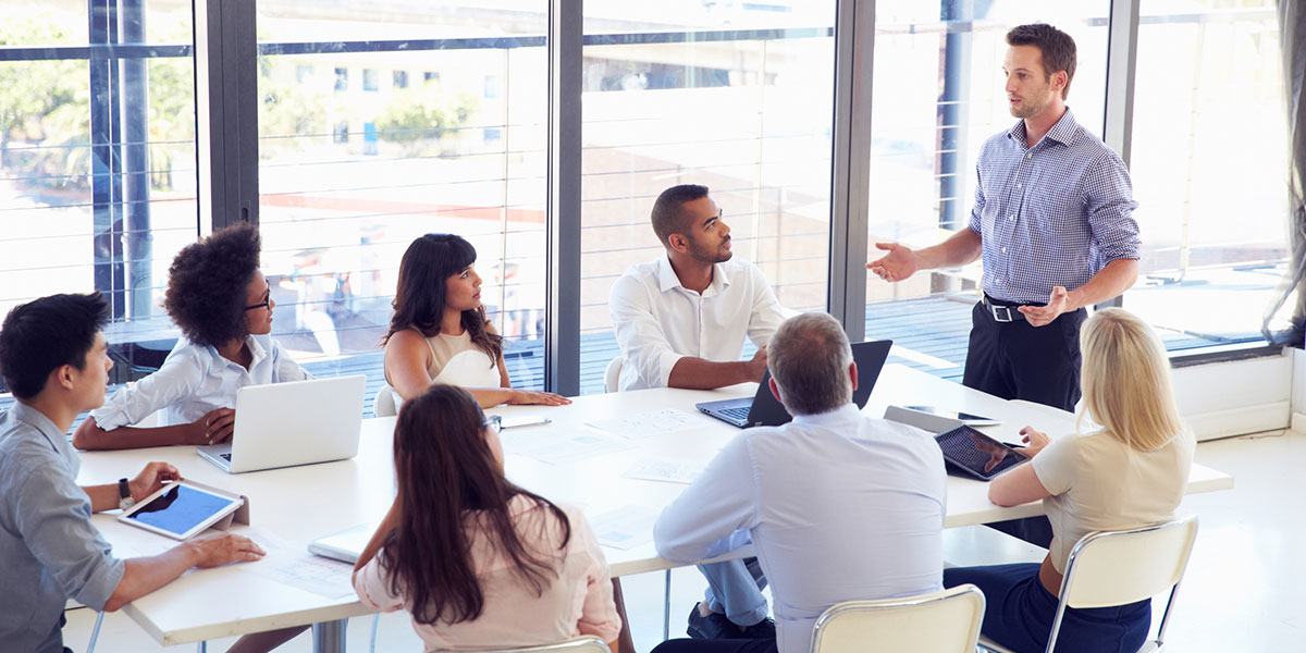 Groupe de membres du conseil écoutant un autre membre du conseil